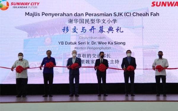 Ka Siong (tiga kiri) merasmikan SJKC Cheah Fah di Sunway City, Iskandar Puteri, pada Jumaat.