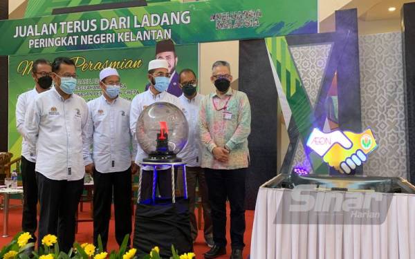 Nik Muhammad Zawawi (tiga, dari kanan) menyaksikan gimik perasmian JTDL di Aeon Mall di sini.