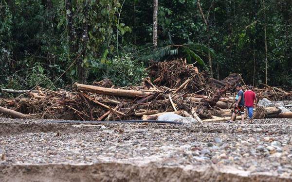 Sebahagian timbunan kayu yang dihanyutkan bersama kepala air susulan banjir besar melanda semasa tinjauan di Kampung Belukar Bukit hari ini.