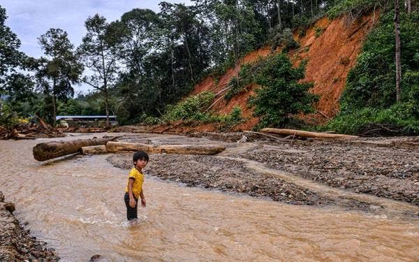 Seorang kanak-kanak bermain air sungai selepas air mulai surut susulan banjir besar yang melanda ketika tinjauan di Kampung Belukar Bukit hari ini.