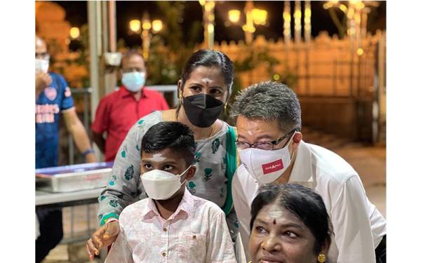 Chin Tong turut mendekati rakyat daripada pelbagai kaum.