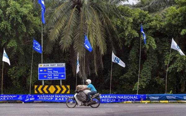 Banyak mana bendera yang dipacakkan oleh setiap parti tidak mempengaruhi pengundi untuk memilih calon yang dikehendaki. - Foto Bernama