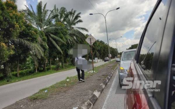 Polis memberi amaran tindakan berniaga di persimpangan lampu isyarat boleh mengundang risiko kemalangan.