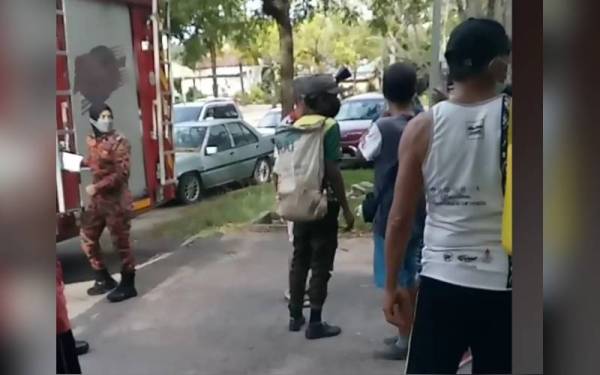 Pasukan bomba dan penyelamat bersama malim gunung dan orang awam yang berada di kaki Gunung Keriang, Alor Setar. - Foto Ihsan pembaca