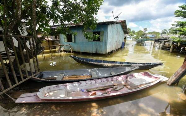 Beginilah keadaan sebahagian rumah penduduk yang digenangi banjir. - Foto Bernama