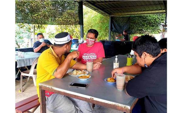 Sheikh Omar berkesempatan menyapa pengundi ketika berkunjung di kedai-kedai makan.