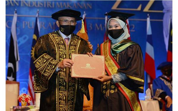 Ronald Kiandee menyampaikan Anugerah Khas Pingat Emas Menteri Pertanian dan Industri
Makanan Tahun 2021 kepada Nur Aifa Shaari.