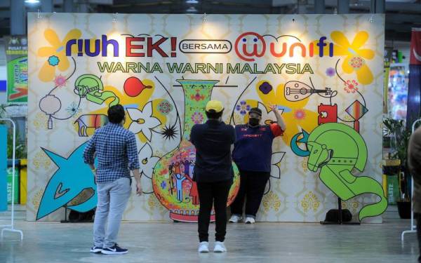 Gelagat pengunjung hadir perasmian Riuh Keluarga Malaysia yang dirasmikan oleh Annuar di Arena Warna, Ayer Hitam pada Jumaat. Foto Bernama