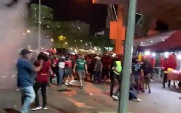 Tular insiden kekecohan dipercayai dalam kalangan penyokong-penyokong di luar Stadium Bolasepak Kuala Lumpur selepas perlawanan KL City menentang Selangor pada Jumaat.