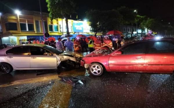 Keadaan dua kereta yang terlibat dalam kemalangan di Jalan Labu Lama berhampiran Taman Jasper Jaya pada Jumaat. - Foto Jabatan Bomba dan Penyelamat Negeri Sembilan