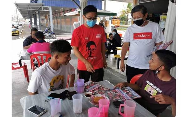 Cikgu Yeo mengedarkan risalah di medan selera Pekan Nanas.