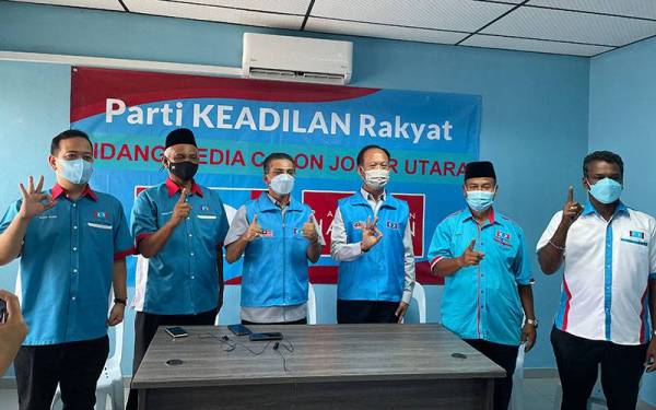 Dari kiri; Naim, Abdullah, Syed Ibrahim, Yoong Thau, Azmi, Subramani ketika sidang akhbar bersama lima calon PKR di Sungai Balang, Muar, pada Sabtu.