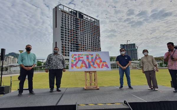 Peng Kang (tiga dari kanan) bergambar bersama Noorazzudin (kiri), Ashwin (dua dari kiri) dan Mei Fong (dua dari kanan) selepas melancarkan Setia Karya pada Sabtu.