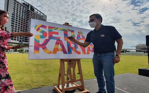 Peng Kang mewarna logo Setia Karya sebagai simbolik kepada perasmian kempen seni yang dianjurkan SP Setia Berhad pada Sabtu.