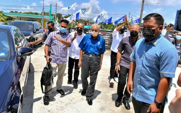 Dr Mahathir (empat, kiri) hadir ke Majlis Makan Tengah Hari bersama Persatuan Perniagaan dan Perindustrian Cina, Kluang di Pitt Station, Ayer Hitam, pada 3 Mac lalu. Foto Bernama
