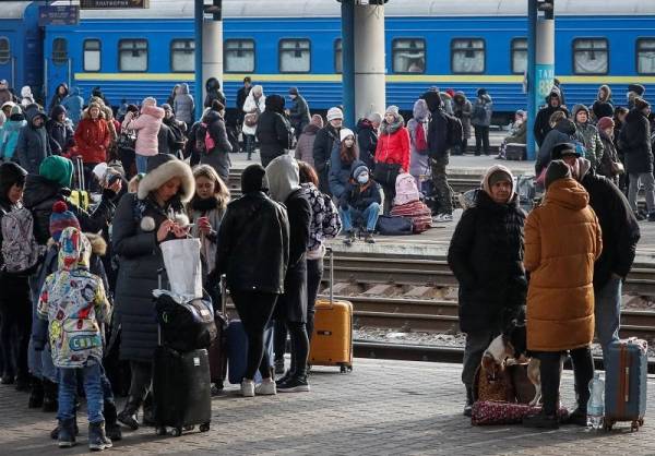 Orang ramai menunggu untuk menaiki kereta api di stesen Kiev dalam tempoh gencatan senjata dikuatkuasakan. -Foto: Reuters