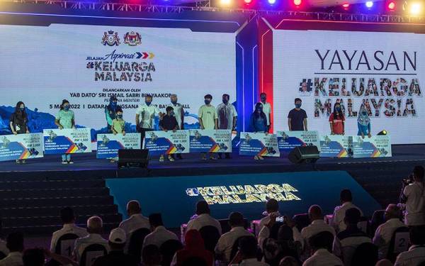 Perdana Menteri Datuk Seri Ismail Sabri Yaakob ketika sesi bergambar bersama para penerima sumbangan daripada Yayasan Keluarga Malaysia pada Majlis Pelancaran Jelajah Aspirasi Keluarga Malaysia Negeri Johor di Dataran Angsana hari ini.