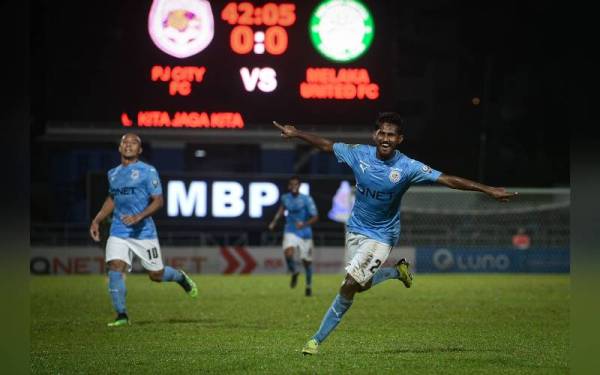 Kumaahran meraikan gol ketika menentang Melaka United FC di Stadium MBPJ, Kelana Jaya sebentar tadi. - Foto Bernama
