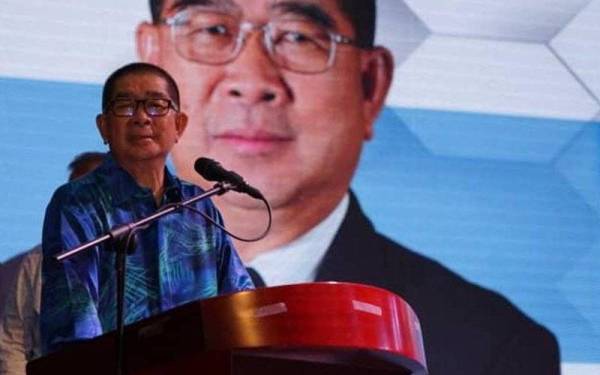 Maximus ketika berucap sempena majlis makan malam sambutan ulang tahun PBS ke-37 di Dewan Hakka Likas, Kota Kinabalu.