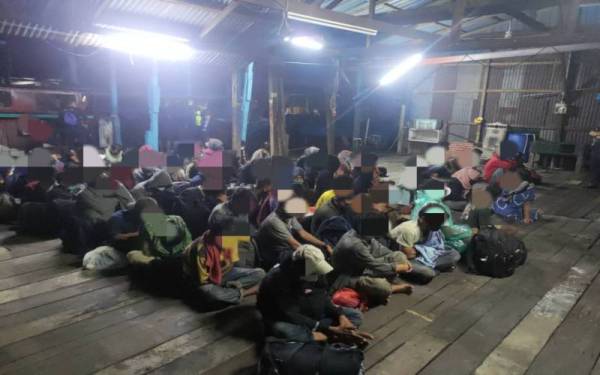 Antara 60 migran asing yang ditahan polis dalam Op Pintas di 1.7 batu nautika dari persisiran Pantai Sungai Besar, Sabak Bernam pada awal pagi Ahad.
