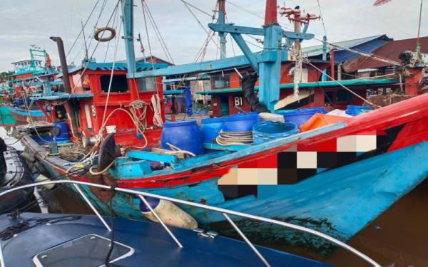 Inilah bot nelayan tempatan yang dipercayai digunakan untuk membawa masuk migran asing secara haram yang berjaya dikesan di perairan Sungai Besar, Sabak Bernam pada Ahad.