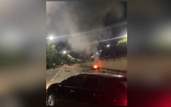 Rakaman kemalangan yang tular membabitkan sebuah kereta yang terbakar dalam kejadian di Lebuh Raya SILK, Kajang pada Ahad.