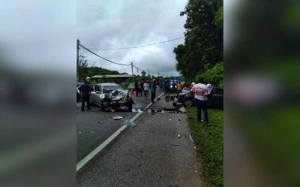 Keadaan dua buah kereta jenis Proton Persona yang terbabit dalam kemalangan di Kilometer 7, Jalan Lipis-Benta berhampiran Kampung Sallang, Lipis pada Ahad. - Foto Facebook Balai Bomba Kuala Lipis