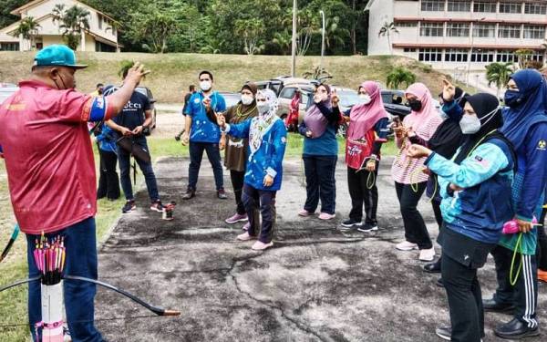 Orang ramai berpeluang mempelajari sukan memanah tradisional di Kelab Memanah Al-Walid walaupun tiada peralatan sendiri.