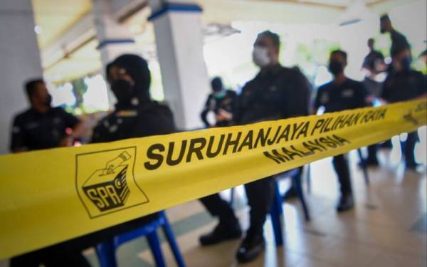 Seramai 22,531 pengundi yang terdiri daripada anggota Polis Diraja Malaysia (PDRM) Johor dan Angkatan Tentera Malaysia (ATM) serta pasangan akan mengundi awal pada Pilihan Raya Negeri (PRN) Johor Selasa ini. - Gambar hiasan