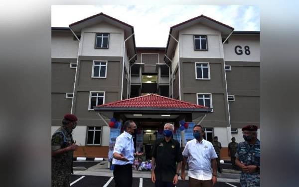 Ismail Sabri Yaakob (tengah) ketika hadir merasmikan Rumah Keluarga Malaysia Angkatan Tentera (RKMAT) di Kem Segamat pada Ahad. - Foto Bernama

