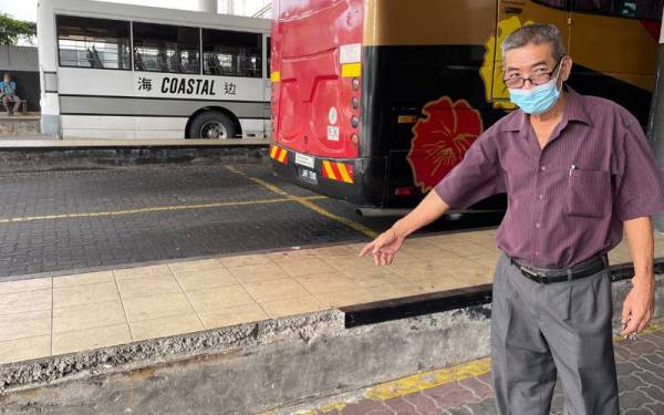 Koh menunjukkan tembok di belakang terminal bas ekspres yang seringkali menyukarkan pemandu bas ekspres untuk mengundur.