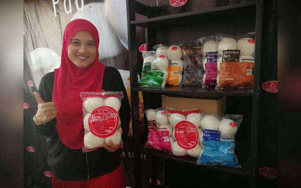 Ain bersama sebahagian produk keluaran Ain’s Treat.