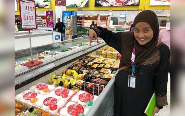 Ain menunjukkan pau keluaran syarikatnya yang dijual di Arab Saudi.