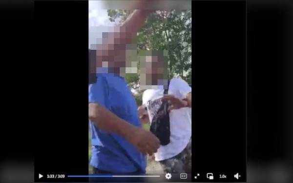 Tangkap layar rakaman video tular memaparkan berlaku pertengkaran mulut melibatkan beberapa individu terdiri daripada ahli parti politik yang berbeza.