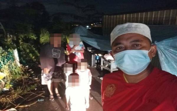 Pegawai LZS turun menyantuni lima sekeluarga yang berteduh bersebelahan kontena usang.