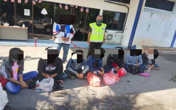 Seramai lapan individu termasuk seorang tekong ditahan atas cubaan masuk secara haram ke Malaysia di kawasan Lembaga Kemajuan Ikan Malaysia (LKIM) di Kuala Perlis, pada Ahad.