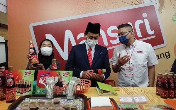 Mohd Jazri (kanan) memberik penerangan kepada Exco Hal Ehwal Agama Islam, Pengguna dan Industri Halal Selangor, Mohd Zawawi Ahmad Mughni mengenai produk keluaran Mahsuri.