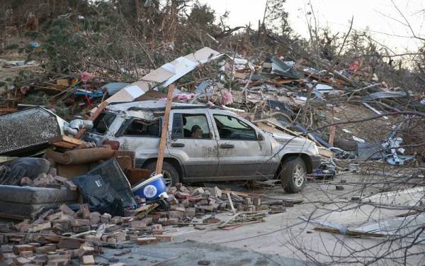 Sebuah kenderaan yang rosak selepas puting beliung melanda beberapa daerah di Iowa, Amerika Syarikat pada Sabtu. -Foto: AP