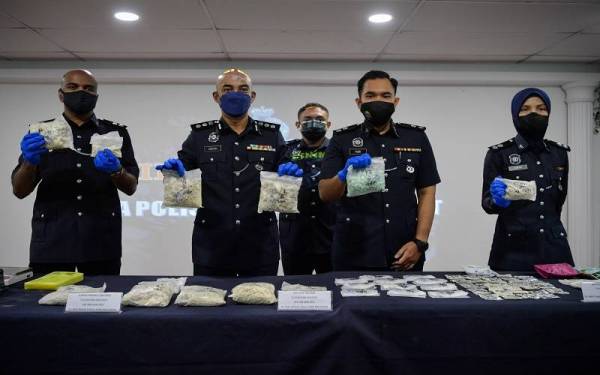  Soffian Santong (dua dari kiri) menunjukkan dadah jenis heroin dan syabu yang dirampas dalam enam serbuan berasingan di sekitar kawasan George Town pada 2 Mac lalu ketika mengadakan sidang akhbar di Ibu Pejabat Polis Daerah Timur Laut pada Isnin. -Foto: Bernama