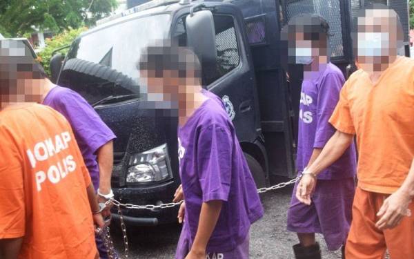 Tertuduh (tengah) dihadapkan ke Mahkamah Sesyen di Kemaman atas dakwaan merogol seorang murid tahun lima dalam kejadian akhir Februari lalu.