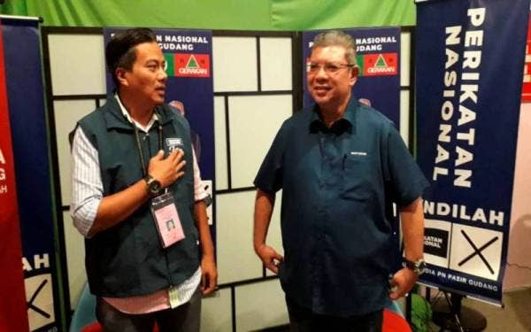 Saifuddin (kanan) bersama-sama calon PN DUN Permas, Tazul Arifin Nasri di bilik gerakan Bersatu Bahagian Pasir Gudang, Bandar Seri Alam, Pasir Gudang pada Isnin.