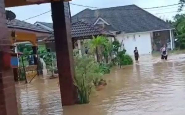 Keadaan banjir kilat di Kampung Melayu Seri Kundang, di sini pada Isnin.