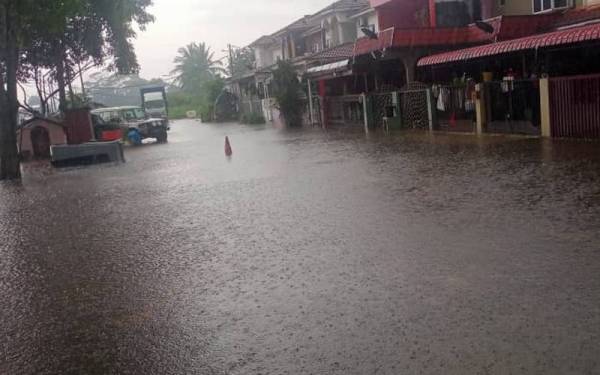 Beberapa kawasan di Meru dilanda banjir kilat setinggi 0.46 meter pada petang Isnin.