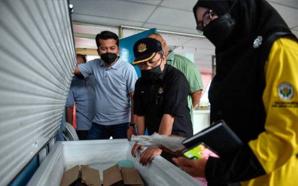 Ahmad (dua, kanan) melihat produk makanan pada Program Lawatan Kerja Agropreneur Muda Negeri Johor 2022 di Kompleks Peladang Pertubuhan Peladang Kawasan (PPK) Muar Selatan pada Isnin. - Foto Bernama