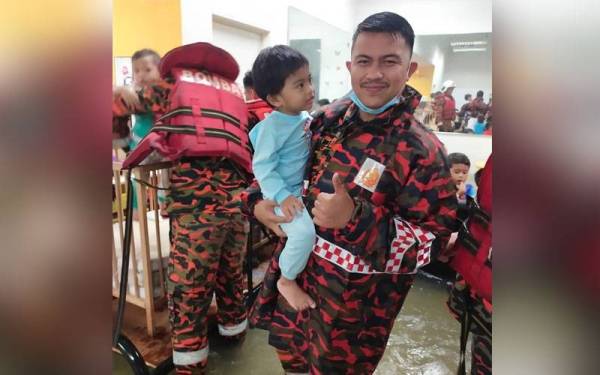 Antara kanak-kanak yang diselamatkan di sebuah taska di Jalan Cheras Batu 2 1/2 pada Isnin. - Foto: JBPMKL