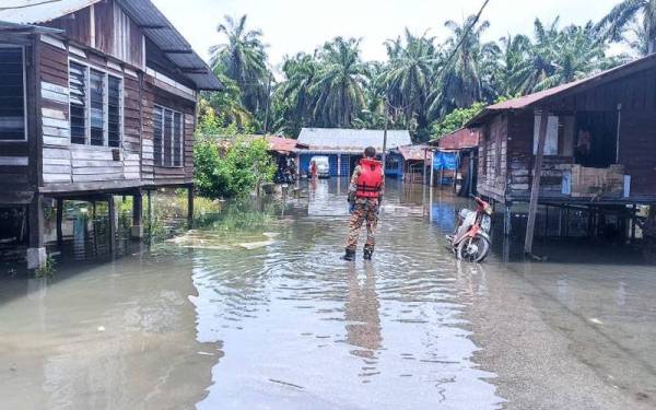 Seramai 18 penduduk di Batu 7 1/2, Lorong Mesra, Teluk Intan dipindahkan selepas kawasan terlibat dinaiki air. Foto: Ihsan Bomba Perak.