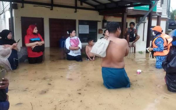 Penduduk dari Kampung Berop, Tanjung Malim dipindahkan selepas rumah mereka dinaiki air susulan hujan lebat. Foto: Ihsan APM Perak.