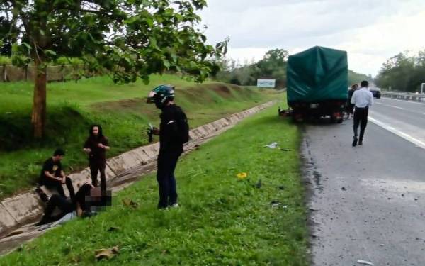 Kemalangan membabitkan 10 kenderaan mengakibatkan dua penunggang motosikal maut.