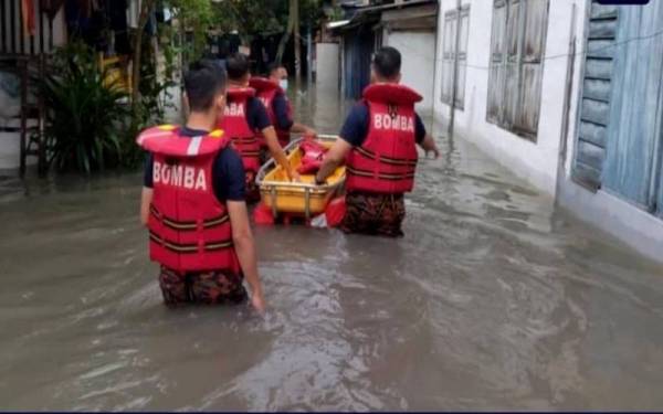 Seramai 300 daripada 56 keluarga mangsa banjir ditempatkan di lapan pusat pemindahan sementara (PPS) di seluruh Selangor berikutan hujan berterusan sejak petang Isnin.