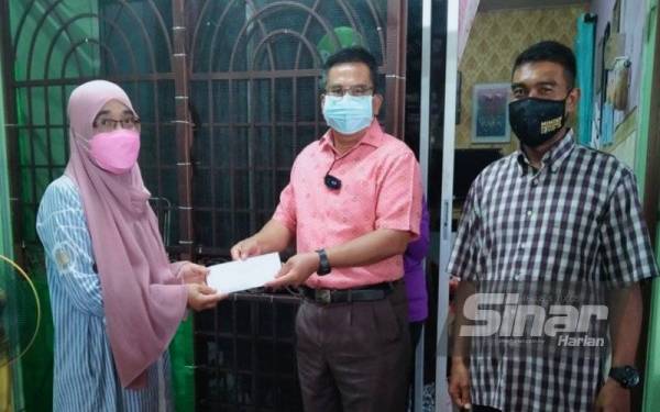 Brigedier Jeneral Mohd Akib (tengah) dan Mejar Mohd Shuip (kanan) ketika hadir menyampaikan sumbangan atas tanda keprihatinan kepada Rohani.